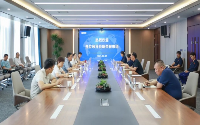 津南區(qū)副區(qū)長(zhǎng)薛彤一行到訪榮程集團(tuán)就企業(yè)生產(chǎn)運(yùn)行、科技攻關(guān)等調(diào)研服務(wù)