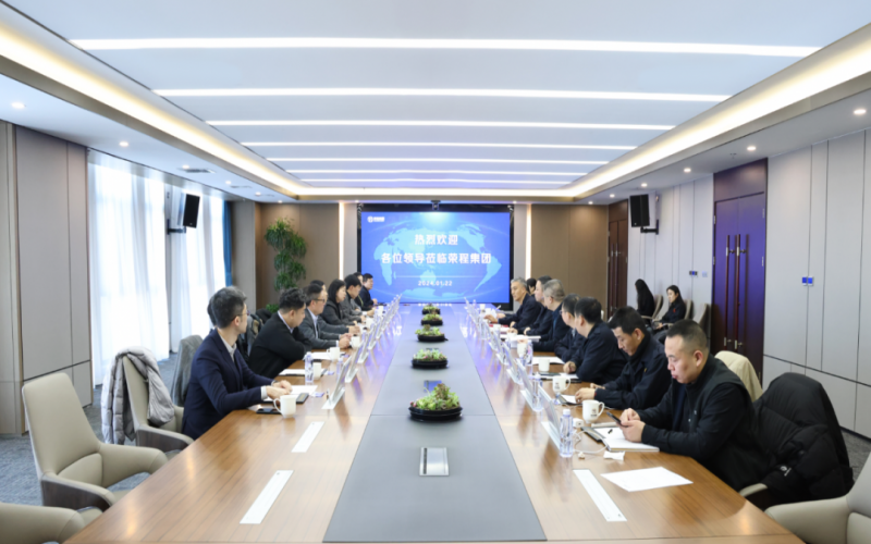 信德集團(tuán)業(yè)務(wù)發(fā)展部總監(jiān)袁偉強(qiáng)、榮華控股企業(yè)集團(tuán)執(zhí)行總裁郝曉嬋一行到榮程集團(tuán)參觀座談