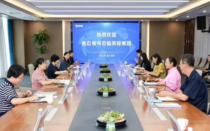 張榮華主席與銅仁市政協(xié)副主席、市工商聯(lián)主席劉鴻麗座談交流