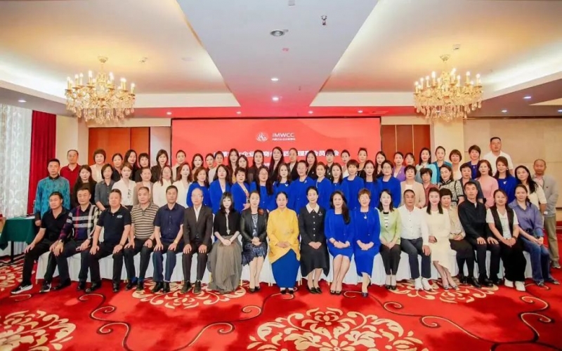 全聯(lián)女企業(yè)家商會(huì)會(huì)長、榮程集團(tuán)董事會(huì)主席張榮華出席內(nèi)蒙古女企業(yè)家商會(huì)第四屆理事會(huì)員大會(huì)