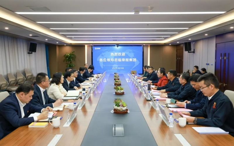 榮程集團(tuán)董事會(huì)主席張榮華與中國(guó)工商銀行天津分行黨委書(shū)記、行長(zhǎng)儲(chǔ)成龍座談交流